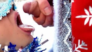 ДЕД МОРОЗ СОГРЕЛ И НАКОРМИЛ СПЕРМОЙ ЗАМЕРЗАЮЩУЮ КРАСАВИЦУ НА РОЖДЕСТВО!