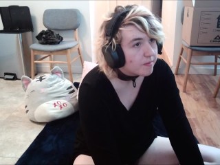 Femboy Streaming his Anal Session with Strangers