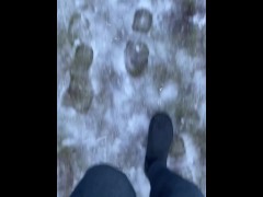 MIt Neoprenschuhen im Schnee und Matsch mit Jeans-Leggings