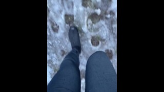 MIt Neoprenschuhen im Schnee und Matsch mit Jeans-Leggings