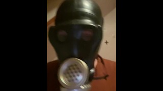 Duplamente mascarado sobre látexmask com boca apresenta outra máscara de gás russa