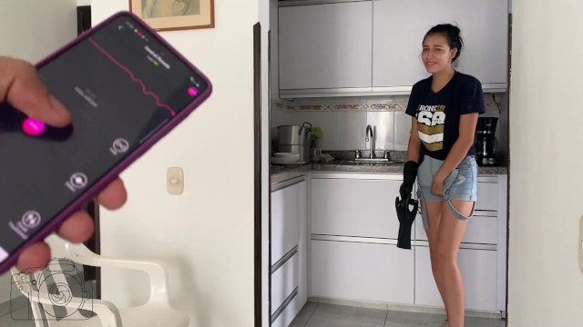 ACTIVO EL VIBRADOR DE MI EMPLEADA, MIENTRAS HACE MI ALMUERZO, VEAN SU REACTICON