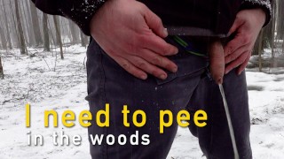 Faire pipi dans les bois pendant la chute de neige