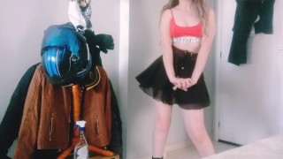 Cute e estudante gostosa dançando com uma saia