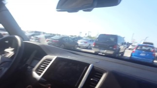 Рискованный минет на парковке Сидар-Пойнт и дергает во время вождения