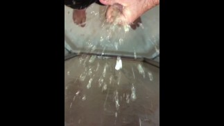 Крайняя плоть Писает и кончает в душе