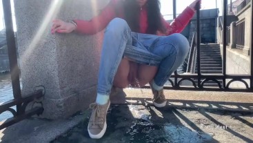 Чуть не попалась когда пописала прямо в публичном месте