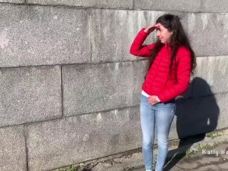 Чуть не попалась когда пописала прямо в публичном месте