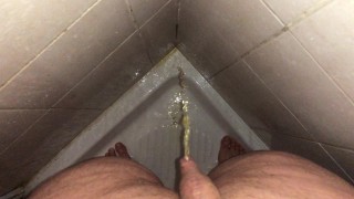 Ragazzo bbw con piccolo cazzo che fa pipì sotto la doccia - HugeFluffy99