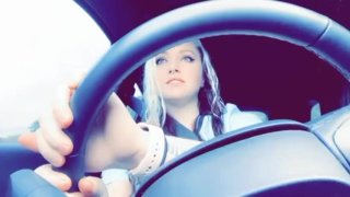Cute verpleegster synchroniseert lippen tijdens het rijden 
