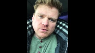 非裸体衣服在直的英国阿尔法男性对着镜头说脏话