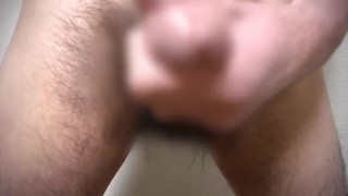 Japanse man die een natte pik stimuleert met plas en lotion en onmiddellijk ejaculeert [# 50]