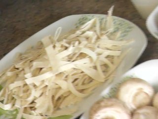 Пицца Обнаженная кулинария Голая Милф без трусов в чулках на высоких каблуках готовит в кухне