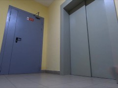 Голая русская девушка вращает обруч рядом с лифтом - Screenshot 7 of 16 - Naked Girl