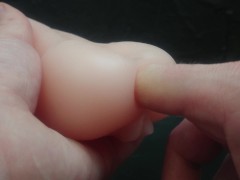 мой пальчик пробует новую игрушку [мои игрушки]