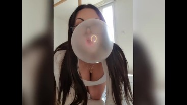Bubblegum fetish chewing-gum with a secretary 