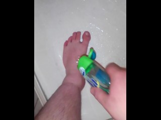 Ноги мальчика в душе