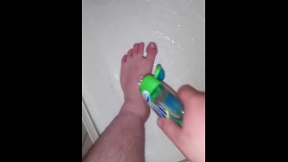  Les pieds du garçon sous la douche