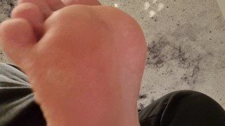Feet and humiliation A short video to humiliate you bitches whit my feat