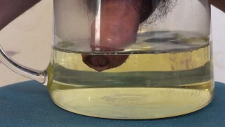 Riesiges Pinkeln in eine Schüssel