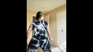 WHITE GIRL TWERKING WITH FAT ASS