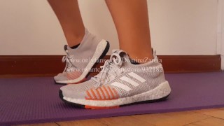 Domina Zarela - Adidas Sneakers Fetish - Rekken en opwarmen voordat ik aan mijn training begin