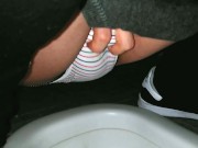 Preview 1 of Masturbating while holding back pee to the limit, dripping juice, and then urinating profusely!