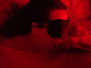 Сосет и лижет яйца