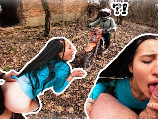 森の中で放棄された建物を見つけて、そこでオートバイの女を犯した||ダートバイクセックスライド