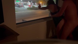 Seks tegen het hotelraam met mensen die voorbij lopen