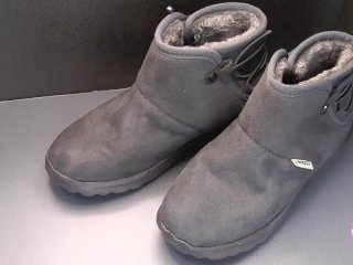 Shoe fetishism 靴フェチ　　グレーのムートンブーツにカムショット