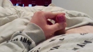 Junge wichst und stöhnt, bis er kommt