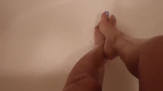 Latina6Goddess brincando com os pés no chuveiro 