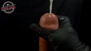 Ejaculation au ralenti / Une grosse bite blanche gay tire une charge de sperme chaude en POV Close Up