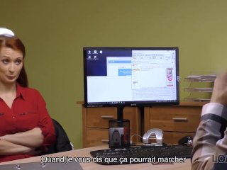 LOAN4K MILF rousse aux gros seins a des relations sexuelles avec un mec pendu qui peut l'aider