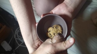 ruiva faz fetiche por comida jogar biscoitos com um lado de seu esperma leitoso