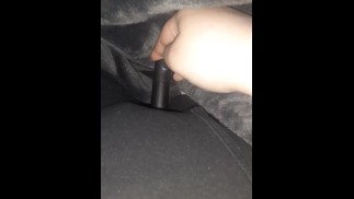 Использование вибратора, чтобы/мастурбировать над и в своих боксерах