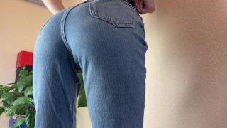 I’m taking off my jeans and twerking my butt