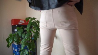 Hübscher Kerl zieht sich für die Kamera sexuell aus