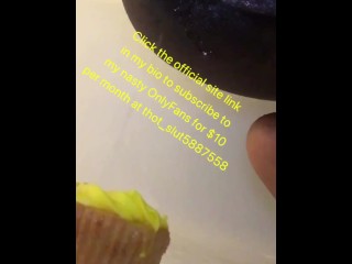 Delicious Cupcake Duchas En Mi Pis y Agua De Mi Culo / Oriné En El Cupcake / Mi Coño Se Mojó