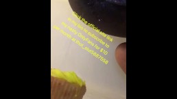 Вкусные кексы осыпаются моей мочой и водой из моей жопы / Я помочилась на кекс / Моя киска намокла