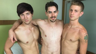 JasonSparksLive Сексуального Джека Хантера жестко трахнули в сыром виде два возбужденных качка