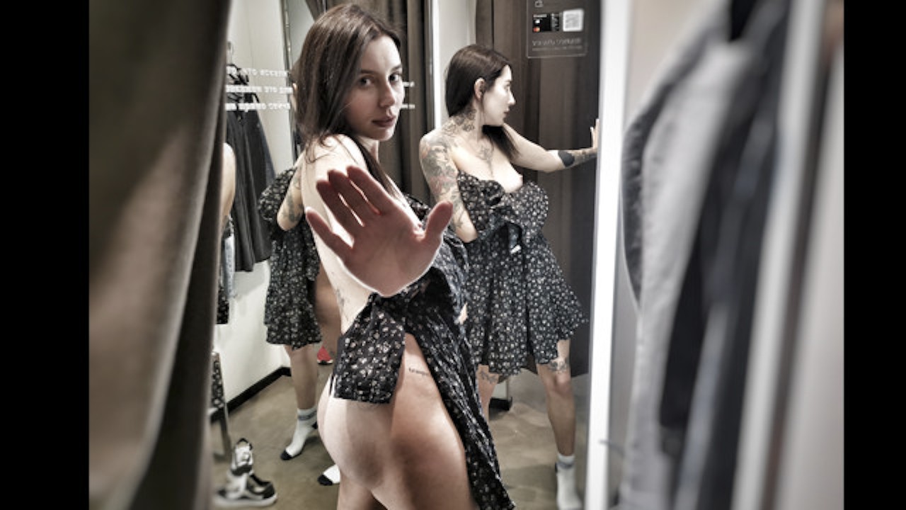 Geneukt in de mond van een vreemde in de kleedkamer van de winkel!