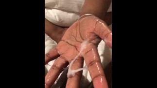 Она играет с моим орехом 