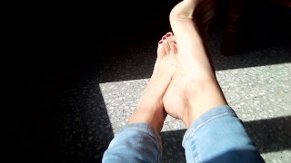 Spelen met mijn voeten terwijl ze zonnebaden !!