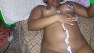 Mujer joven se tira yogurin en su cuerpo