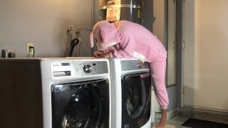 洗濯をしている間、バニーワンジーはドライヤーをこぶします