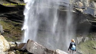 Caminhe com Angel Fowler até a cachoeira nas montanhas
