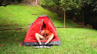 Секс в лесу, в палатке стало очень жарко внутри миниатюрной брюнетки, жесткий секс с ее узкой киской
