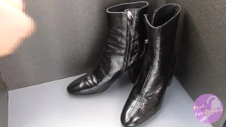 Feticismo delle scarpe: sperma spruzzato su stivali neri